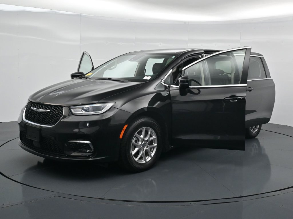 Used 2023 Chrysler Pacifica Touring-L FWD image 28