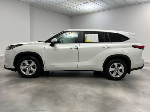Used 2023 Toyota Highlander LE image 4