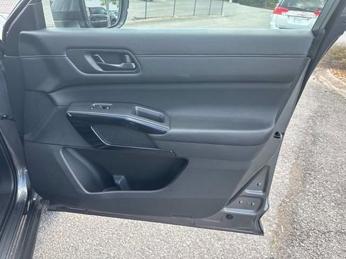 Certified 2025 Nissan Pathfinder SV FWD image 25