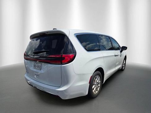 Used 2024 Chrysler Pacifica Touring-L FWD image 4