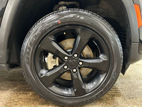 Used 2023 Jeep Grand Cherokee L Limited w/ Black Appearance Package image 24