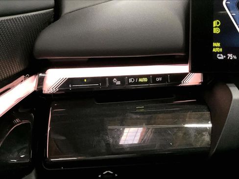 Used 2025 BMW i5 eDrive40i w/ Premium Package image 37