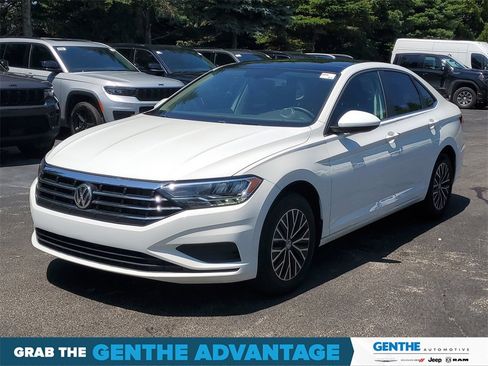 Used 2020 Volkswagen Jetta SE image 2