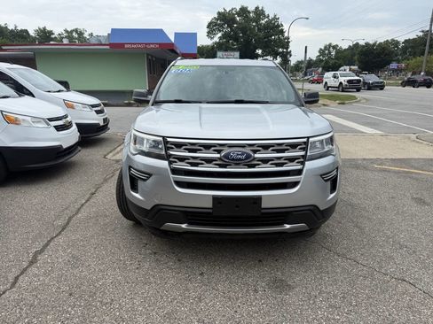 Used 2018 Ford Explorer XLT image 4
