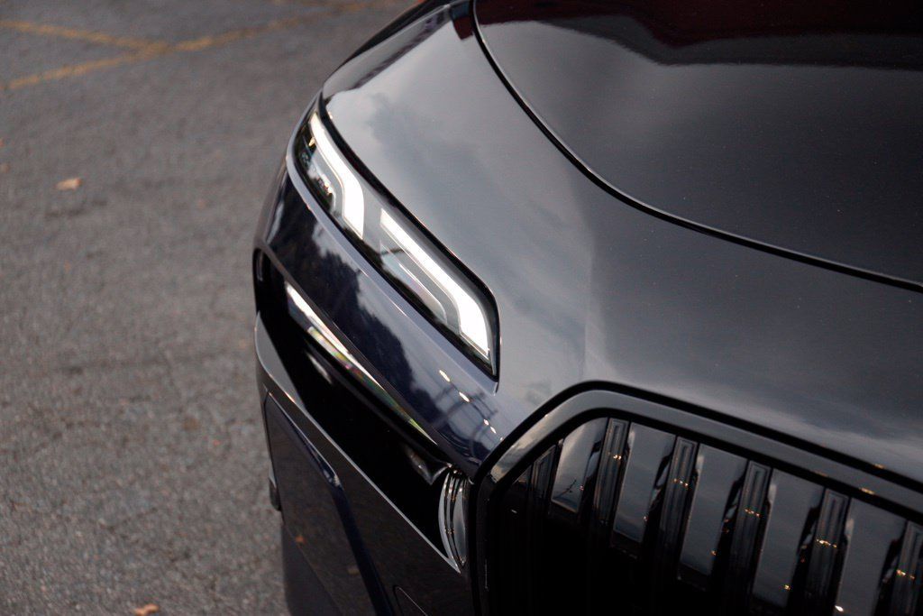 Used 2023 BMW 760i xDrive AWD/4WD image 3