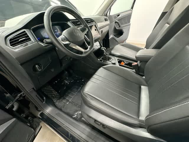 Used 2024 Volkswagen Tiguan SE w/ Panoramic Sunroof Package AWD/4WD image 17