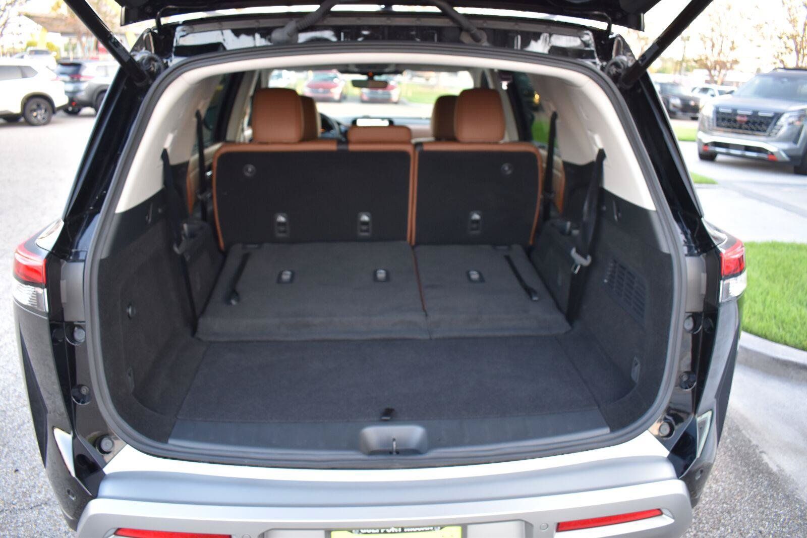 Used 2025 Nissan Pathfinder Platinum w/ Black Appearance Package FWD image 65
