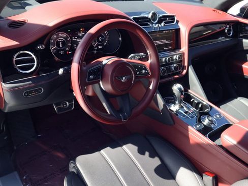 Used 2025 Bentley Bentayga image 4