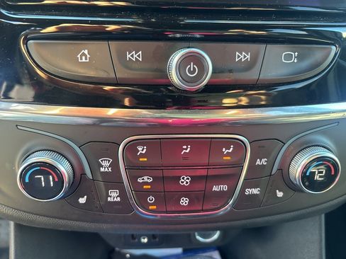 Used 2023 Chevrolet Traverse LT image 18