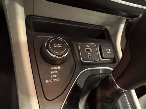 Used 2021 Jeep Cherokee Limited image 25