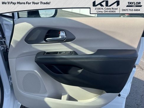 Used 2024 Chrysler Pacifica Touring-L image 26