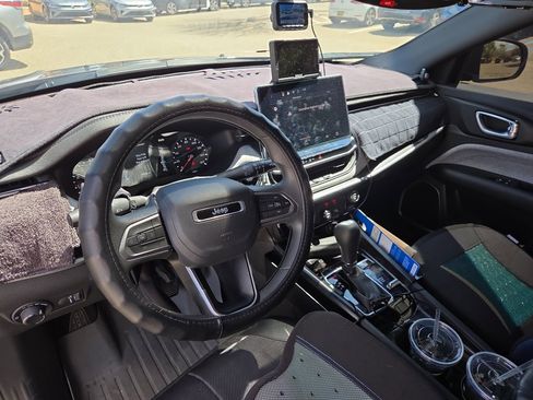 Used 2024 Jeep Compass Sport image 3