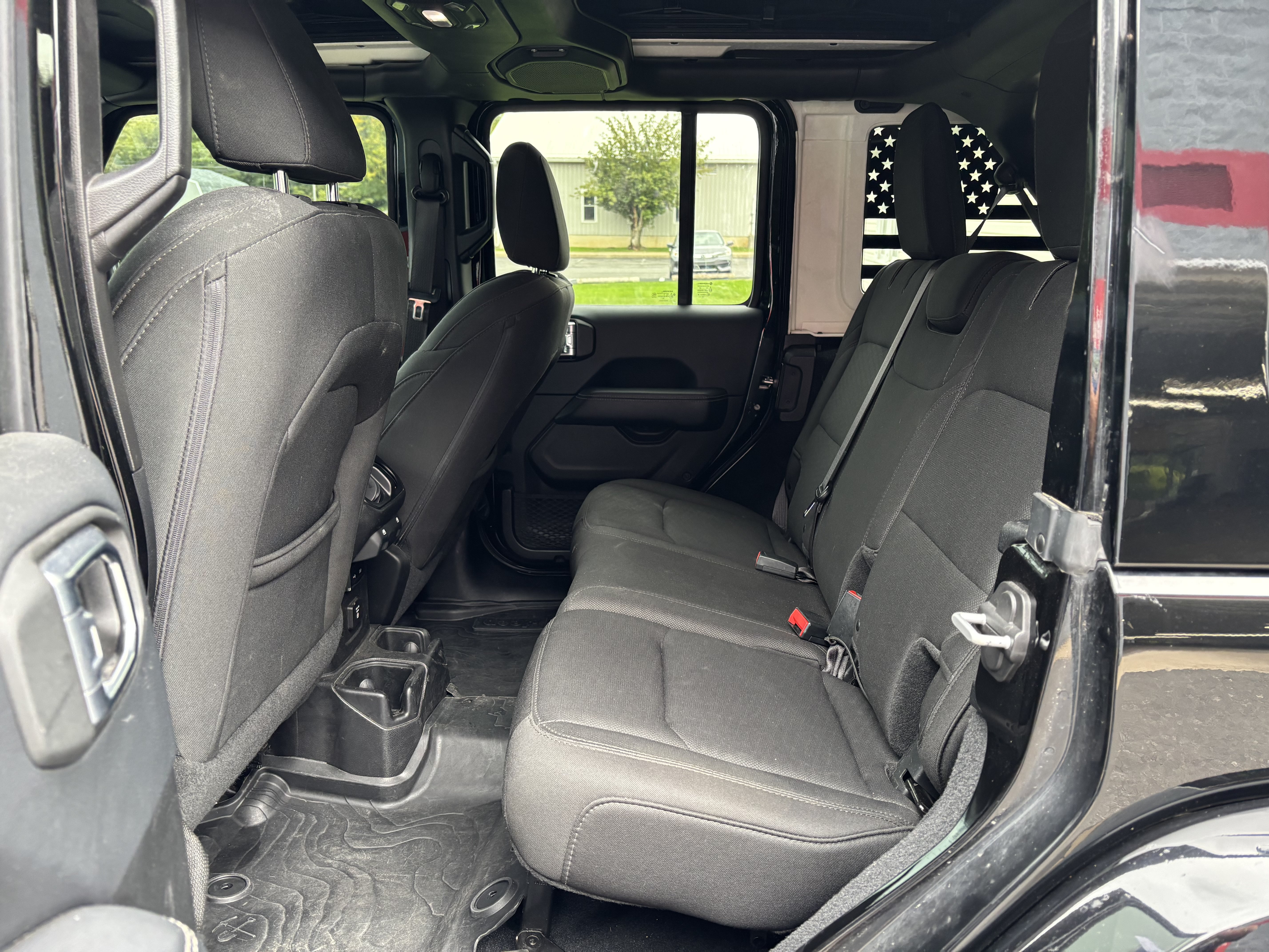 Used 2018 Jeep Wrangler Unlimited Sahara AWD/4WD image 14