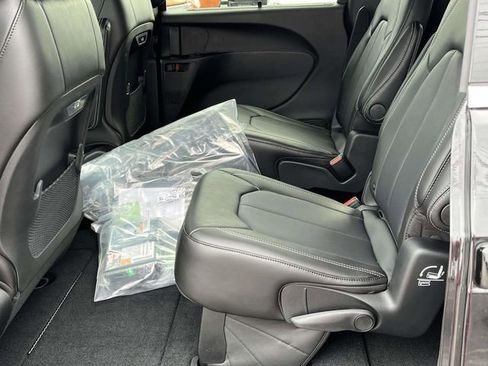New 2026 Chrysler Pacifica Select FWD image 12