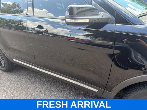 Used 2017 Ford Explorer XLT FWD image 4