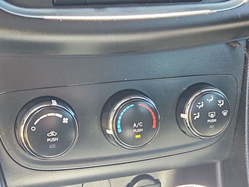 Used 2014 Dodge Avenger SE FWD image 22