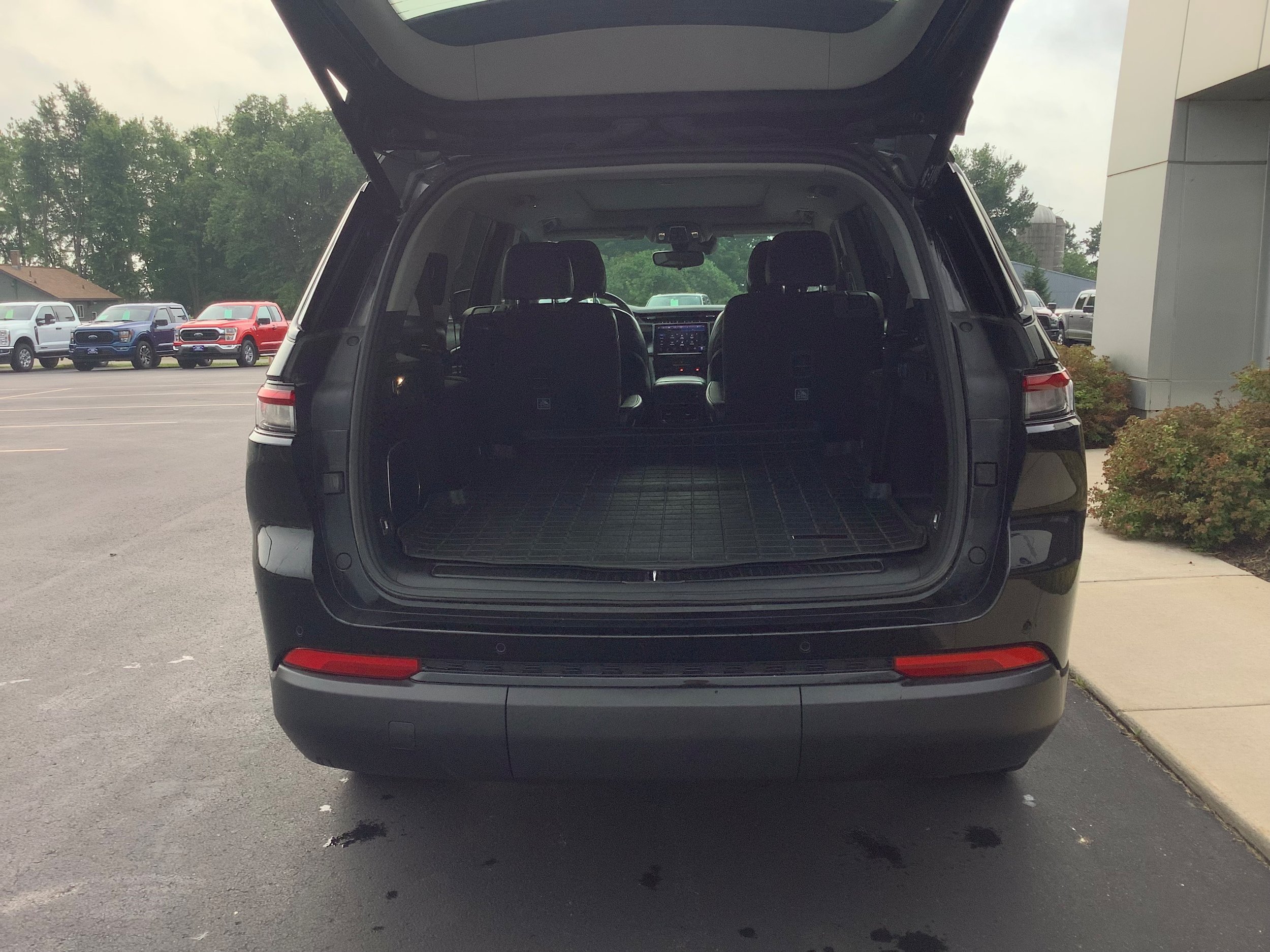 Used 2023 Jeep Grand Cherokee L Limited w/ Black Appearance Package AWD/4WD image 6