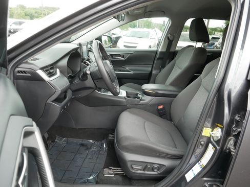 Used 2020 Toyota RAV4 XLE w/ XLE Grade Weather Package AWD/4WD image 12
