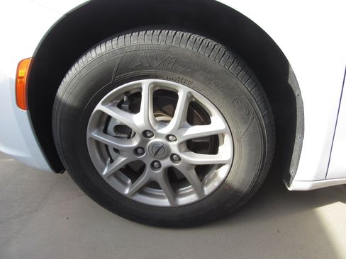 Used 2024 Chrysler Pacifica Touring-L image 5