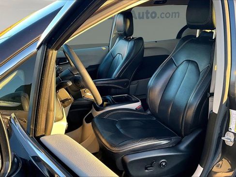 Used 2022 Chrysler Pacifica Touring-L image 20