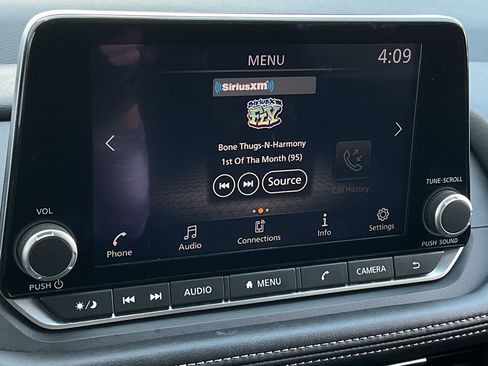 Used 2025 Nissan Rogue SV image 27