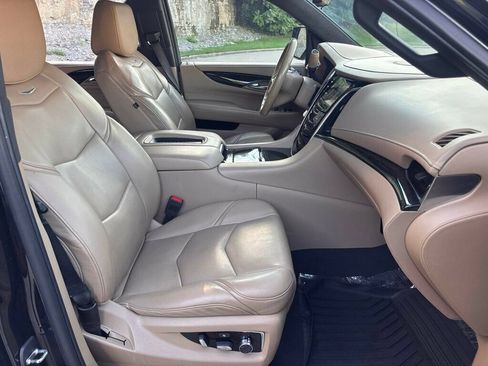Used 2019 Cadillac Escalade ESV Platinum AWD/4WD image 14