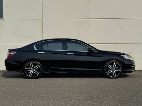 Used 2016 Honda Accord Touring image 8