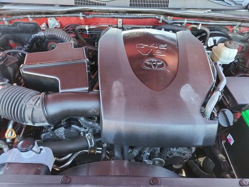 Used 2018 Toyota Tacoma TRD Sport w/ Technology Package image 32