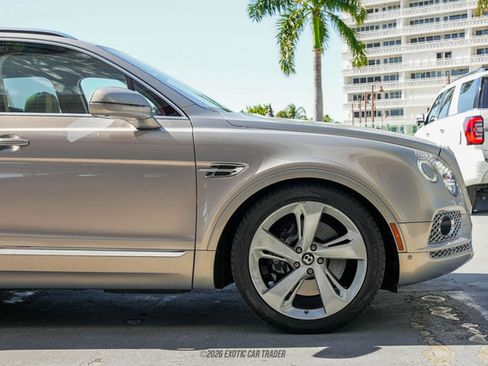 Used 2017 Bentley Bentayga image 11