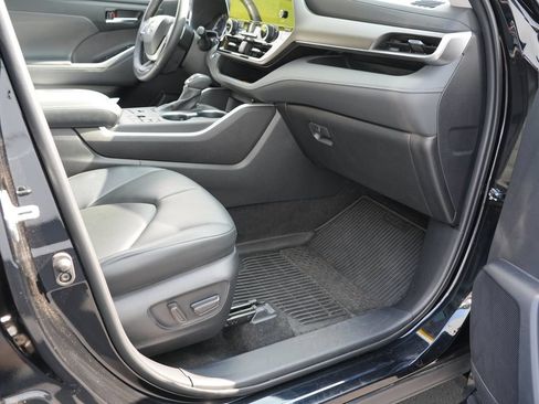 Used 2023 Toyota Highlander XLE AWD/4WD image 30