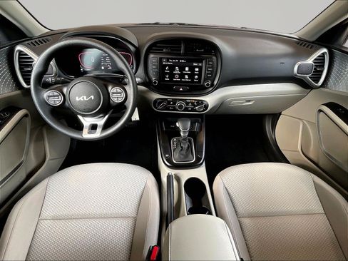Used 2025 Kia Soul LX w/ LX Technology Package FWD image 7