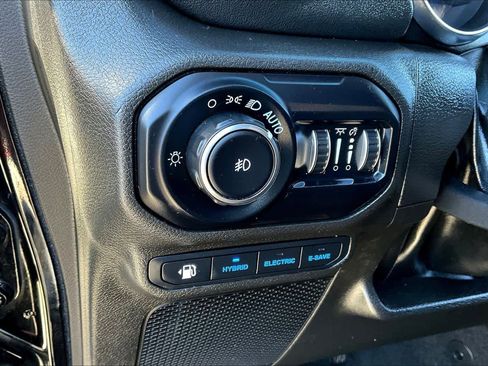 Used 2022 Jeep Wrangler Unlimited Sahara w/ Cold Weather Group AWD/4WD image 24