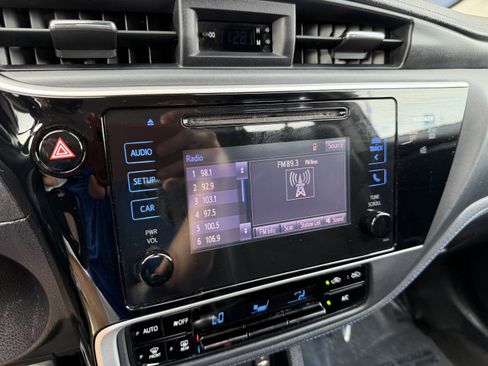 Used 2017 Toyota Corolla SE w/ Carpet Mat Package (TMS) FWD image 17
