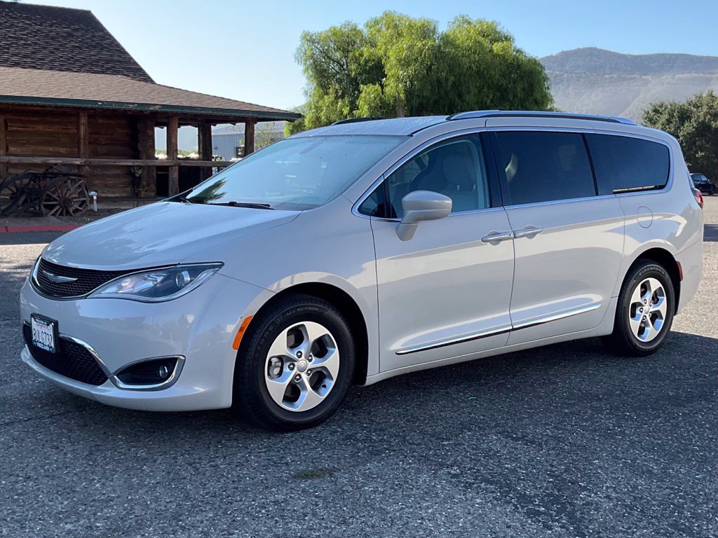 Used 2017 Chrysler Pacifica Touring-L Plus FWD image 2