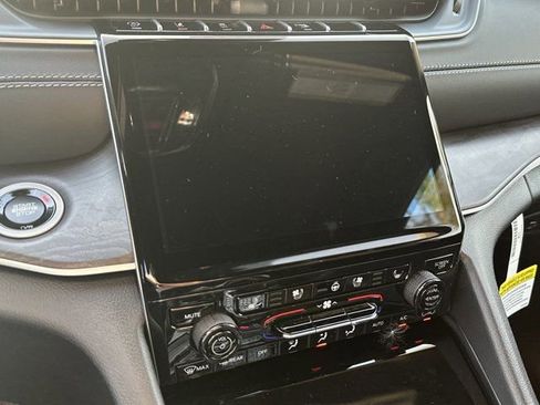 New 2025 Jeep Grand Cherokee Limited w/ Luxury Tech Group II image 25