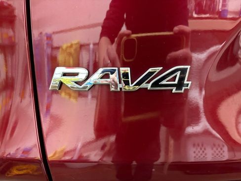 Used 2019 Toyota RAV4 LE w/ Carpet Mat Package image 30