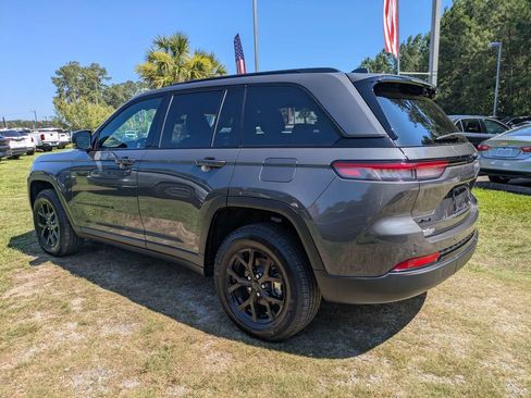 Used 2025 Jeep Grand Cherokee Altitude AWD/4WD image 6