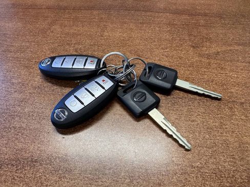 Used 2016 Nissan Titan SL image 20