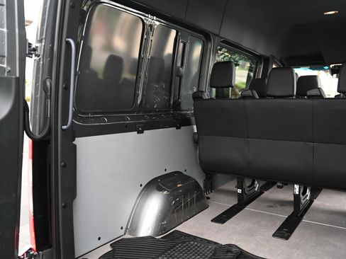 Used 2020 Mercedes-Benz Sprinter 2500 image 32