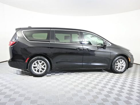 Used 2024 Chrysler Pacifica Touring-L FWD image 7