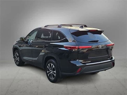 Used 2022 Toyota Highlander XLE image 6
