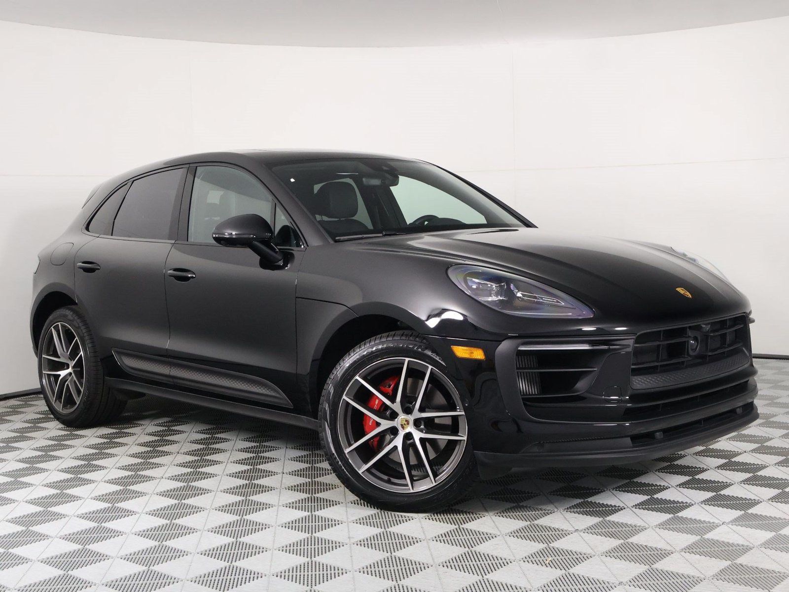 Certified 2024 Porsche Macan S AWD/4WD image 9