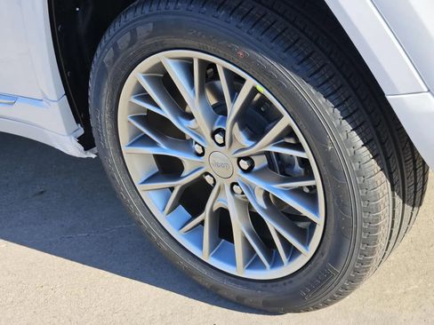 New 2025 Jeep Grand Cherokee Summit image 5