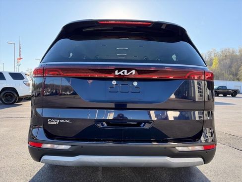 Used 2023 Kia Carnival LX FWD image 6