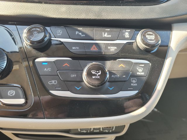 Used 2023 Chrysler Pacifica Touring-L FWD image 24