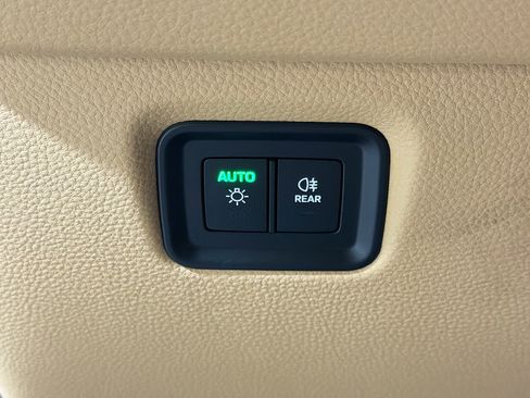 Used 2025 Porsche Cayenne Coupe image 36