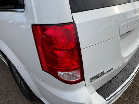 Used 2017 Dodge Grand Caravan SXT image 11