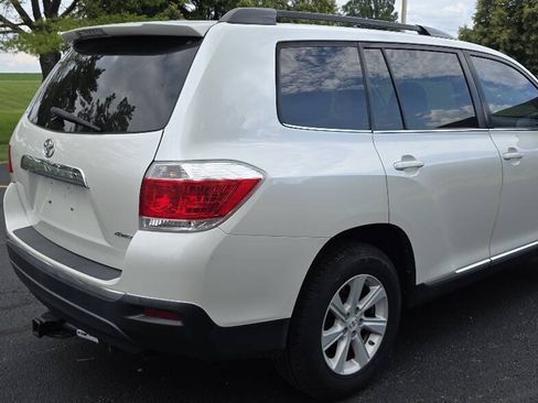 Used 2011 Toyota Highlander SE w/ Tow Pkg AWD/4WD image 3