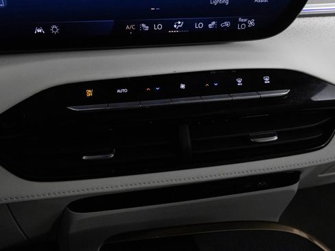Used 2025 Buick Enclave Avenir w/ Super Cruise Package FWD image 22