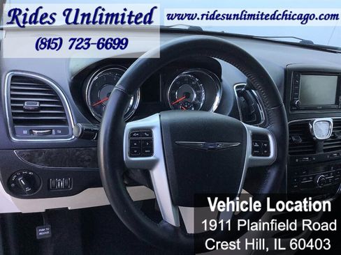 Used 2014 Chrysler Town & Country Touring FWD image 22